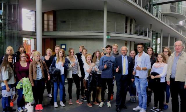 Schülerbesuch aus dem Siegerland bei Volkmar Klein in Berlin